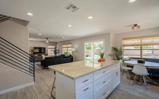 Dos Palmas - Gilbert Poolside Retreat