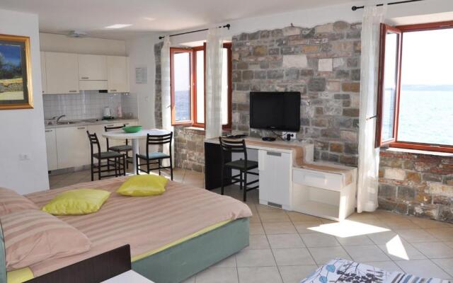 Apartments & Rooms Riva