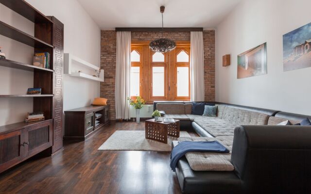 Supercentral Spacious Apartment