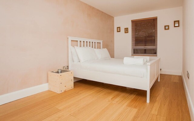 Modern 2 Bedroom House With Parking