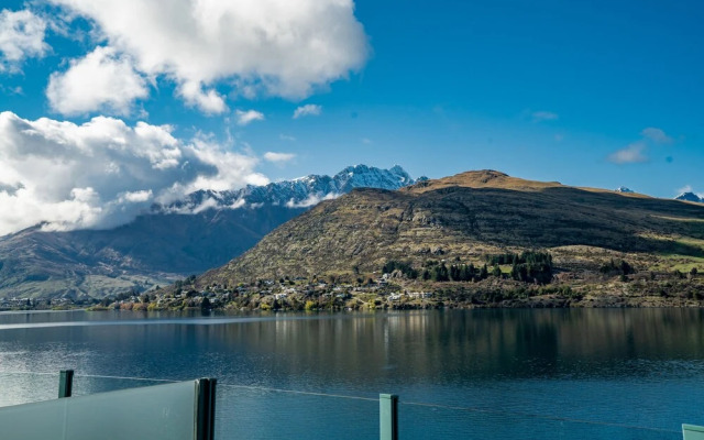Lakefront Living At Remarkables - West