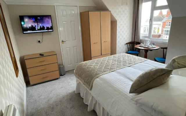 OYO Queens Hotel, Skegness Pier