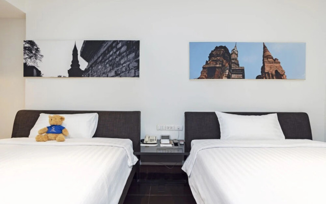 Silver Living Phrom Phong by Favstay