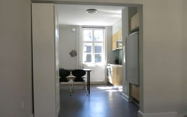 Studio near Queen 1143 - 1