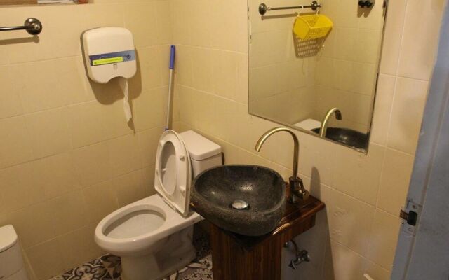 Dustin Guesthouse - Hostel