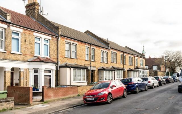 NEW Super 3BD Family Home Stunning London Views