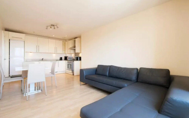 Bright and Spacious 2-bedroom Flat, Sleeps 4
