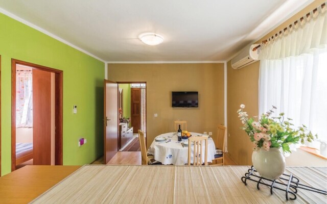 Awesome Home in Liznjan With Wifi and 2 Bedrooms