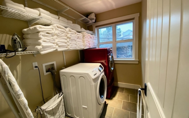 Tranquil 3BR House with Balcony