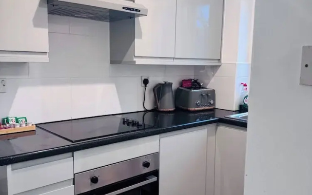 Stylish 1 Bed Flat Lakeside Shopping Mall