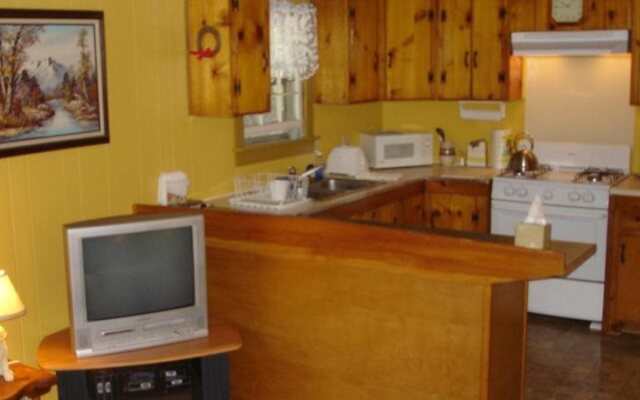 Spruce Moose Lodge and Cottages