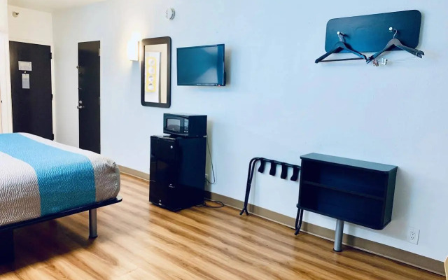 Motel 6 Lewisville, TX - Medical City