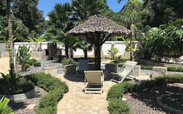 Wonderful Poolside Bungalow Perfect for 2 People