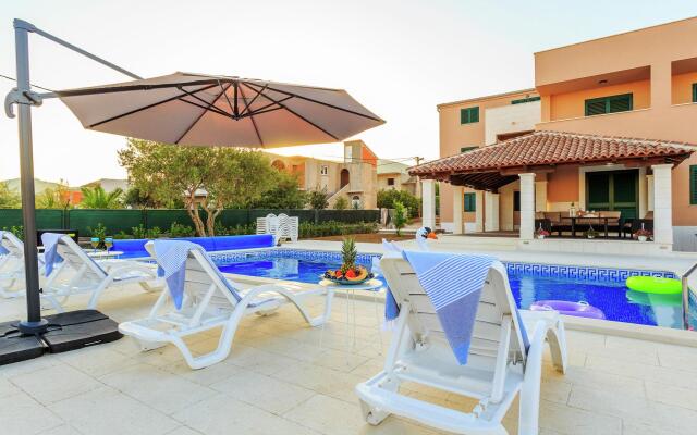 Beautiful Villa in Kaštel Novi with Pool