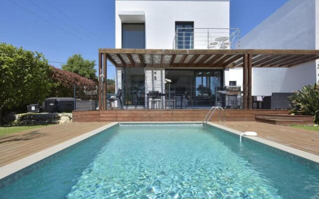 RARE Contemporary Villa with Swimming Pool & Jacuzzi 10 Minutes from