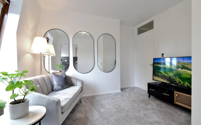 No. 8 - Top Floor Modern Apartment