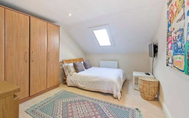 Spacious & Bright 2-bed Flat By Wandsworth Common