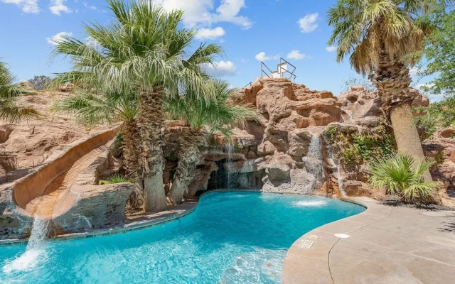 Mollie's Landing 7 Bedroom Home