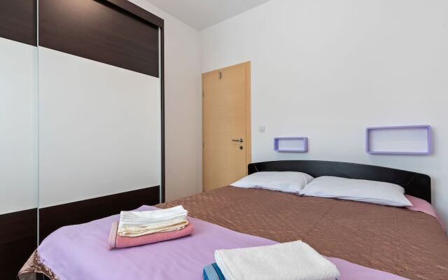 Simplistic Apartment in Neviđane near Sea