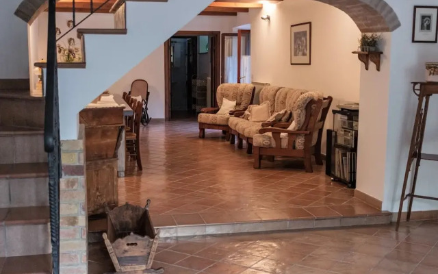 Traditional Villa in Varano With Private Garden
