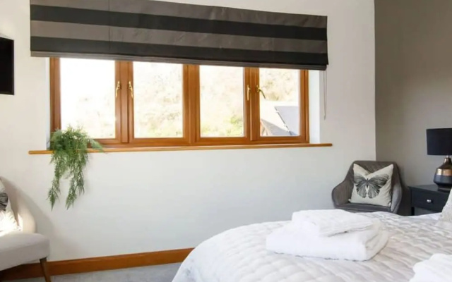 Serene Riverside 6BR Luxury Retreat in Curdridge