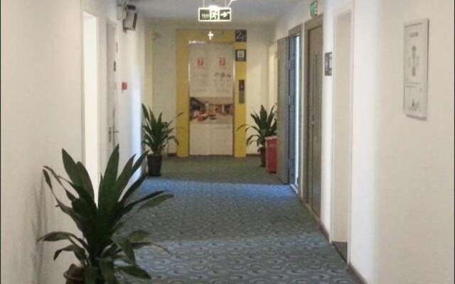 7 Days Inn Communication University