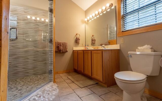 Ozarks Oasis 4 Bedroom Cabin by RedAwning