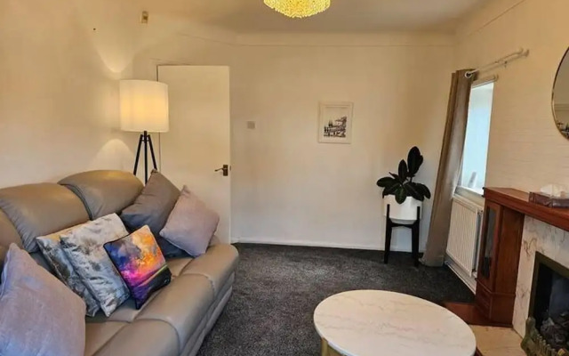 Pet Friendly - 2 Bedrooms - 4 Guests - Parking