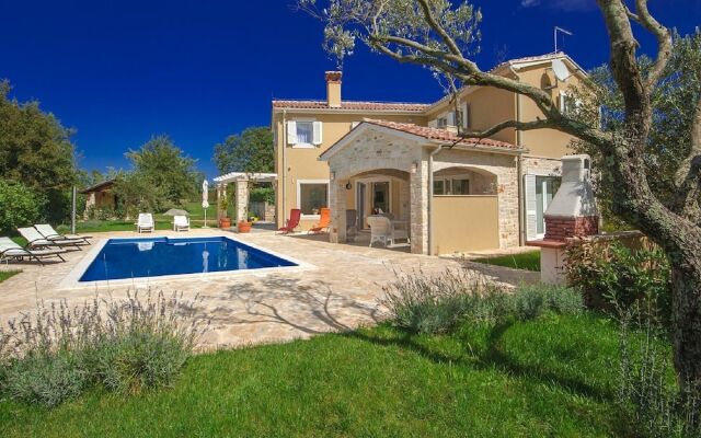 Peaceful Villa in Sveti Lovrec With Swimming Pool