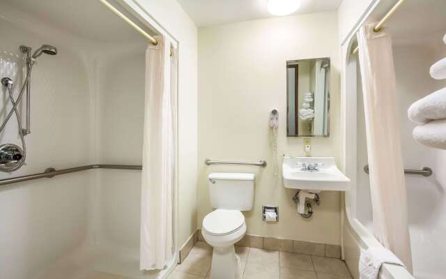 Econo Lodge Inn & Suites Fairview Heights - St. Louis