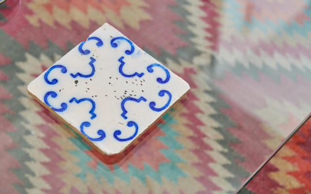 Sunny Pink Street Historical Apt, By TimeCooler