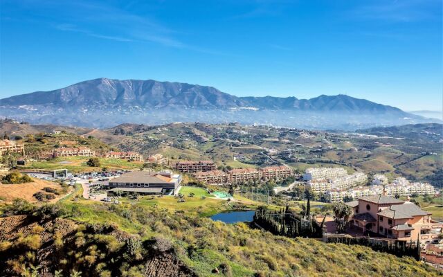 Spectacular Golf, Sea and Mountain Views BT65