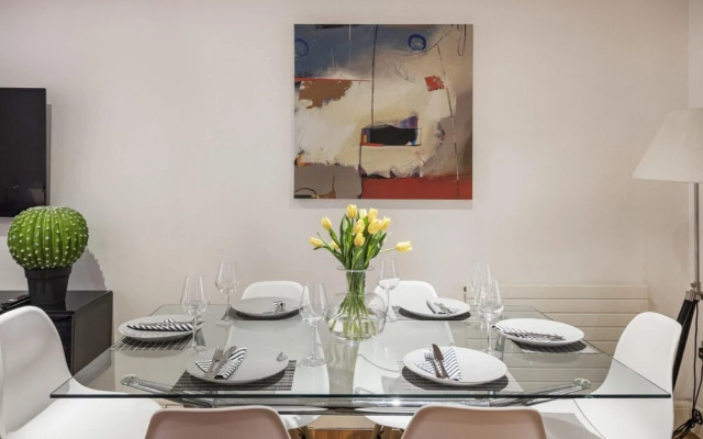 2-bedroom Spacious Apartment in the Heart of Covent Garden, London