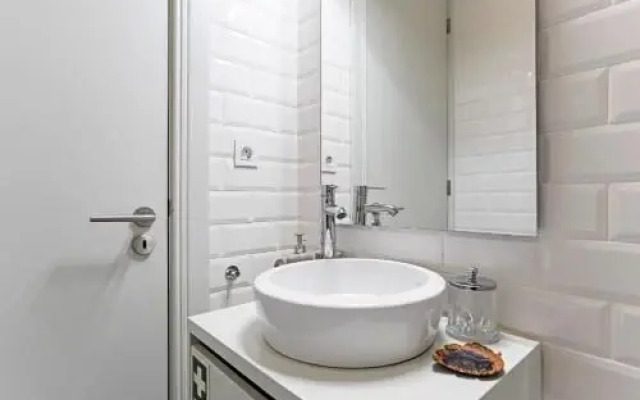 Camões Flat w/ AC & Balcony by LovelyStay