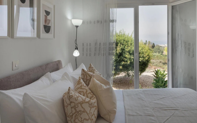 Phaedrus Living: Seaview Hilltop Maisonette
