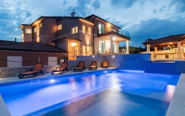 Luxury Villa Maxima