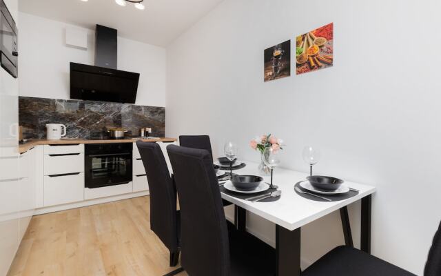Obrońców Wybrzeża Gdynia by Renters