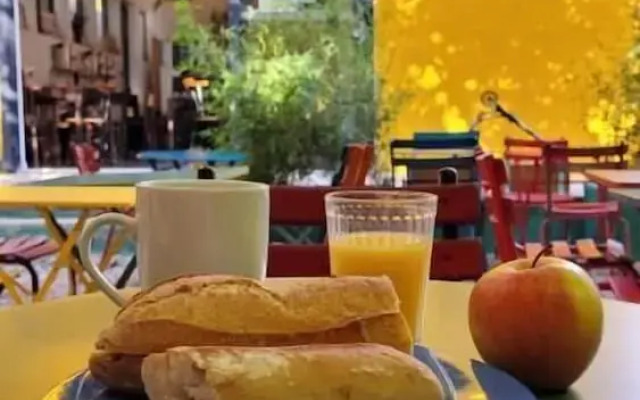 Yasi Hostel