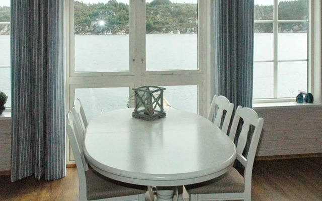 Four-Bedroom Holiday home in Urangsvåg
