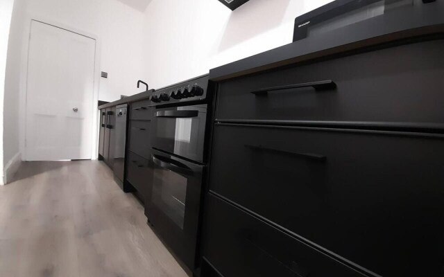 Spacious 5-bed House - Sleeps 10, Garden & Parking