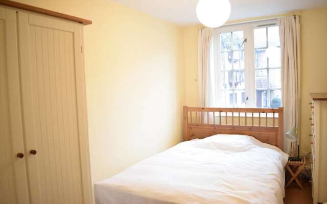 Calm 3 Bedroom Apartment in Wandsworth