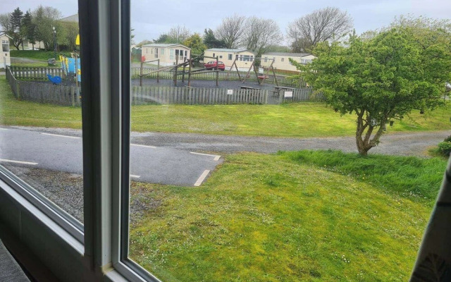 2 Bed Lodge - Sleeps 5 - Parking - Pets - Wifi