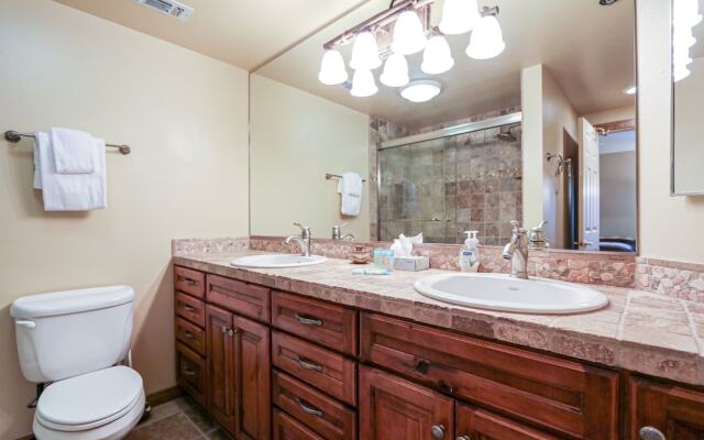 Silver Bear 22 Pet-Friendly, Cozy, Underground Parking, Walk to Canyon Lodge by RedAwning