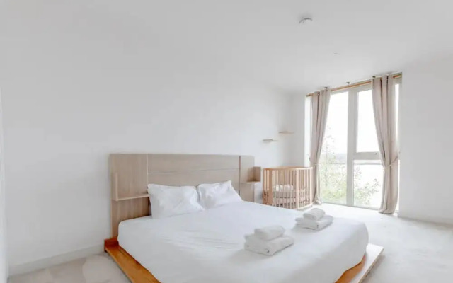 Charm & Convenience 3 Bed Near Excel London