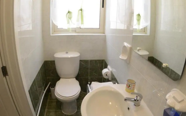 Village Corner 3 bedroom apartment with garage