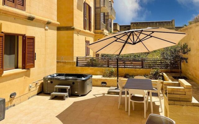 Peaceful Home With hot tub and 2 Communal Pools