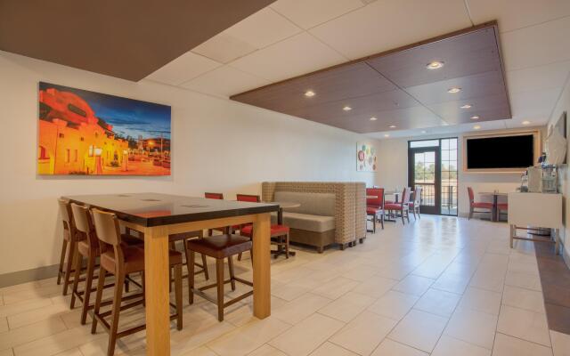 Holiday Inn Express & Suites Davis - University Area, an IHG Hotel