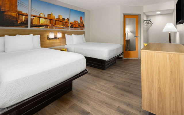 Days Inn & Suites by Wyndham Albany