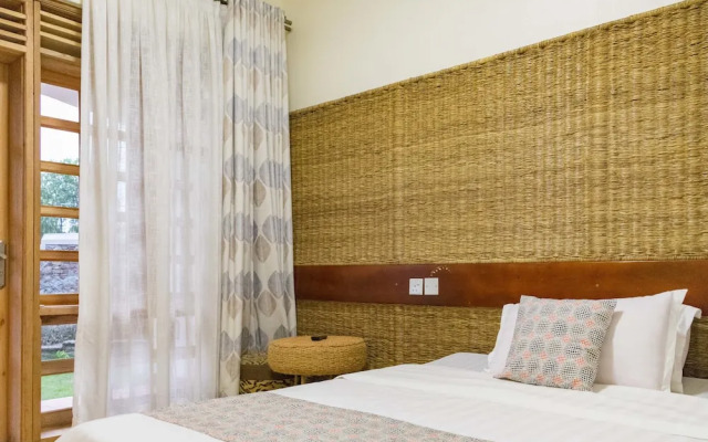 Tooro Fairway Hotel