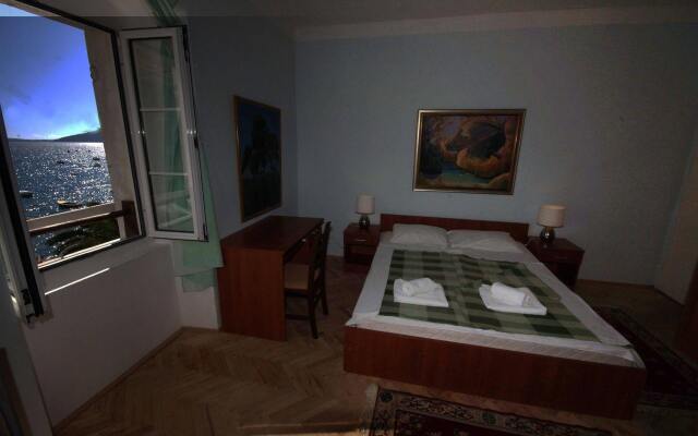 Laros Apartments